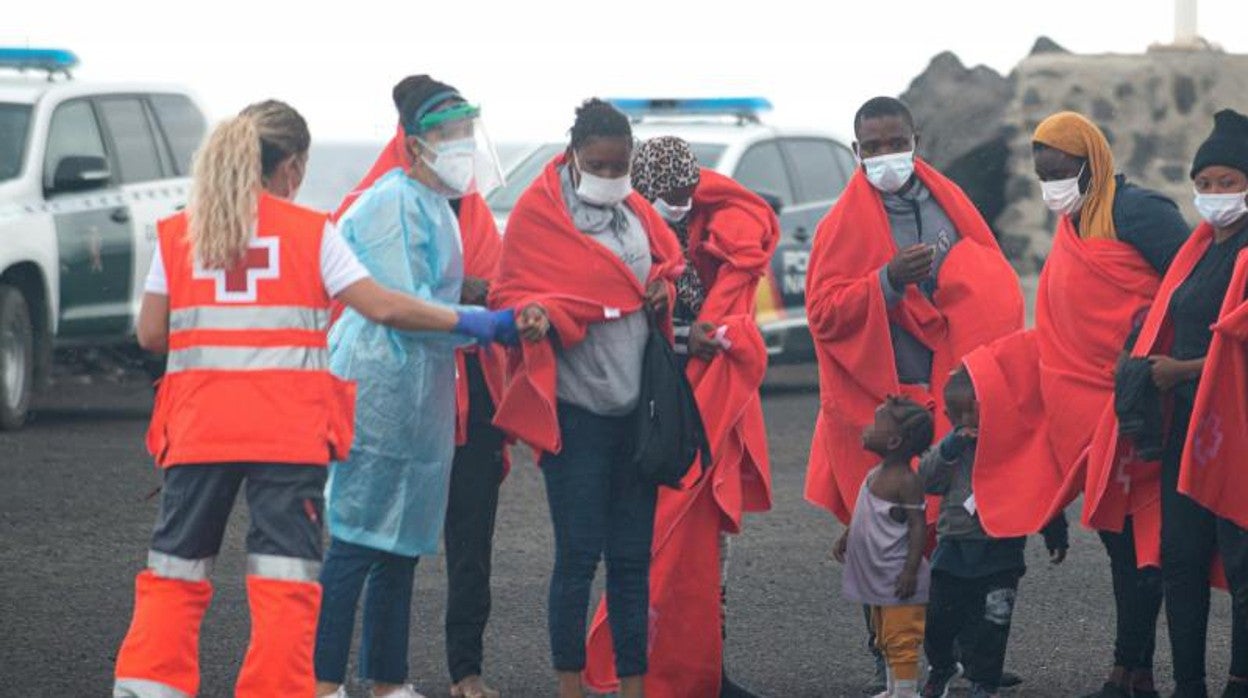 Migrantes que viajaban een una neumática, llegados a Lanzarote