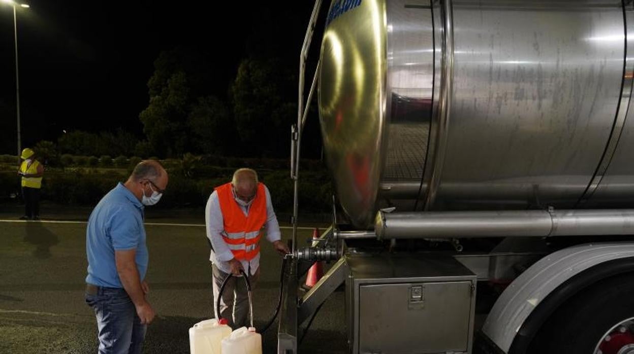 Vecinos de Santiago recogen agua de un camión cisterna