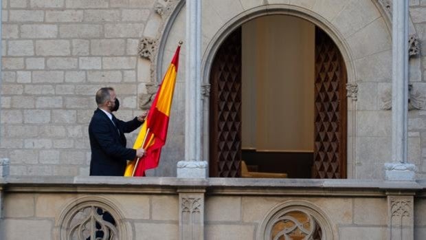 La Generalitat retira la bandera española al hablar Aragonès