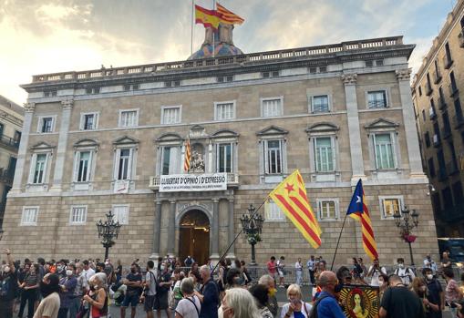 Interior de la plaza Sant Jaume durante la manifestacion de la CUP