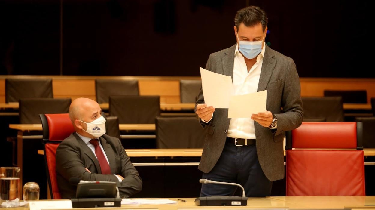 Los portavoces de Ciudadanos, David Castaño (I), y del Partido Popular, Raúl de la Hoz (D), durante una reunión de la Junta de Portavoces de las Cortes de Castilla y León