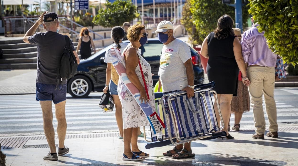 Imagen de personas con mascarillas por el coronavirus en Alicante