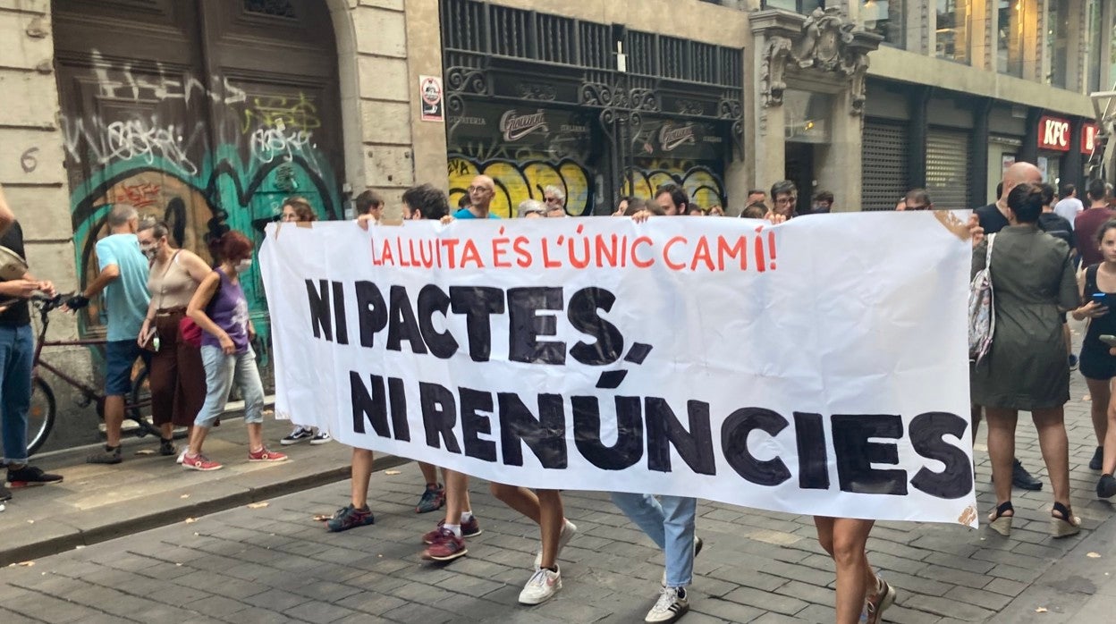 Manifestantes de la CUP en la plaza Sant Jaume