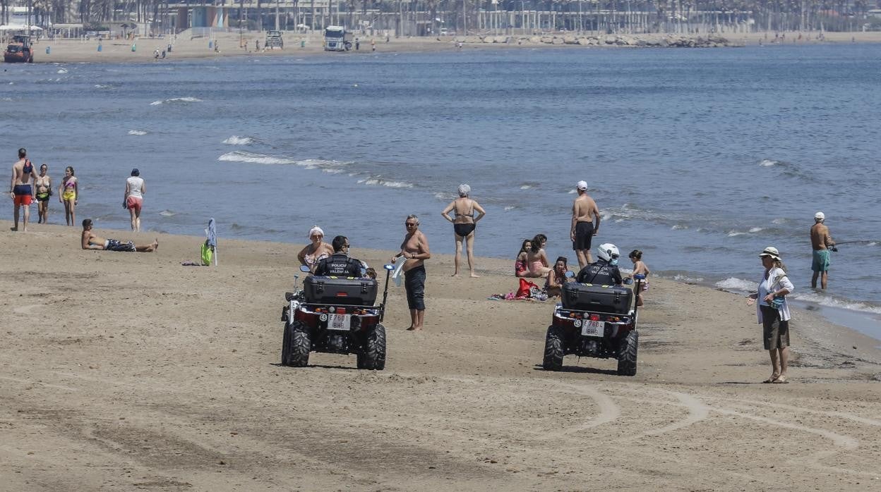 Imagen de archivo de agentes de la Policía Nacional en un playa valenciana