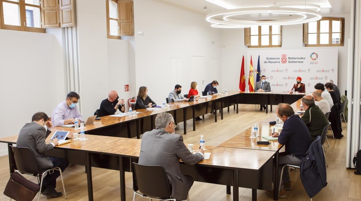 Imagen de una reunión del Gobierno de Navarra con la Federación Navarra de Municipios y Concejos con motivo de la pandemia del Covid-19