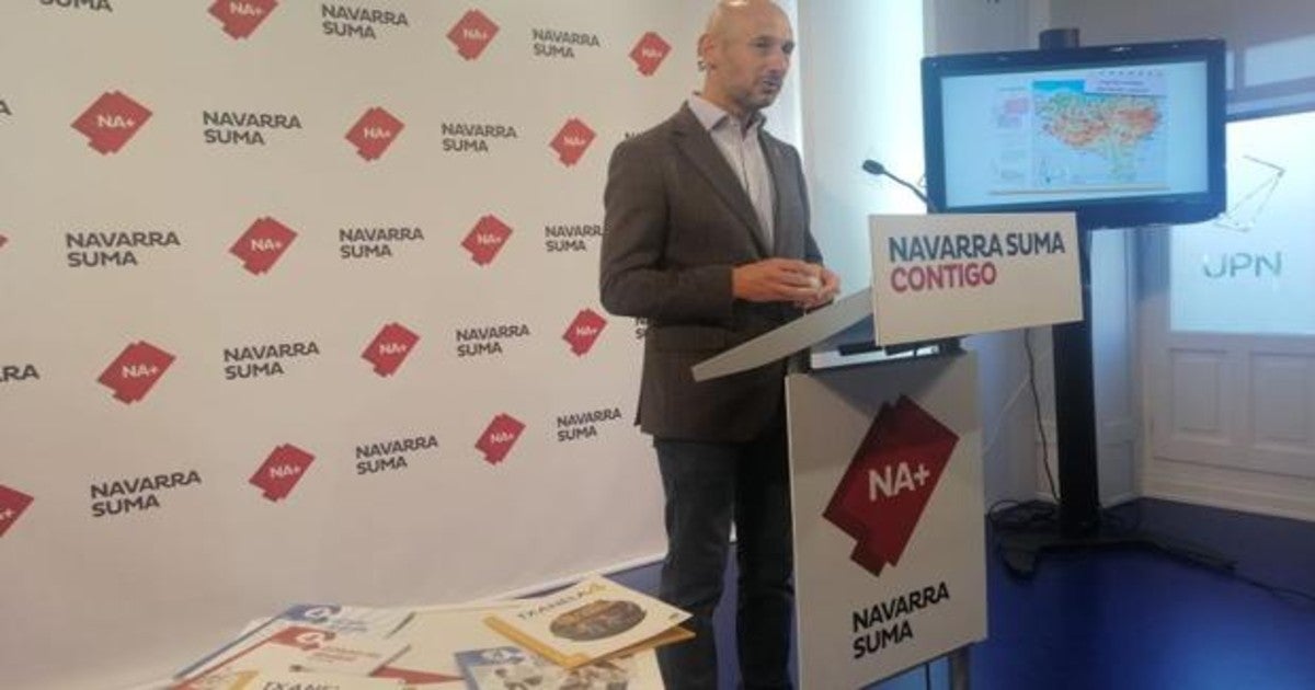 El parlamentario de Navarra Suma, Iñaki Iriarte, en la rueda de prensa sobre la manipulación de la realidad en libros educativos en euskera.