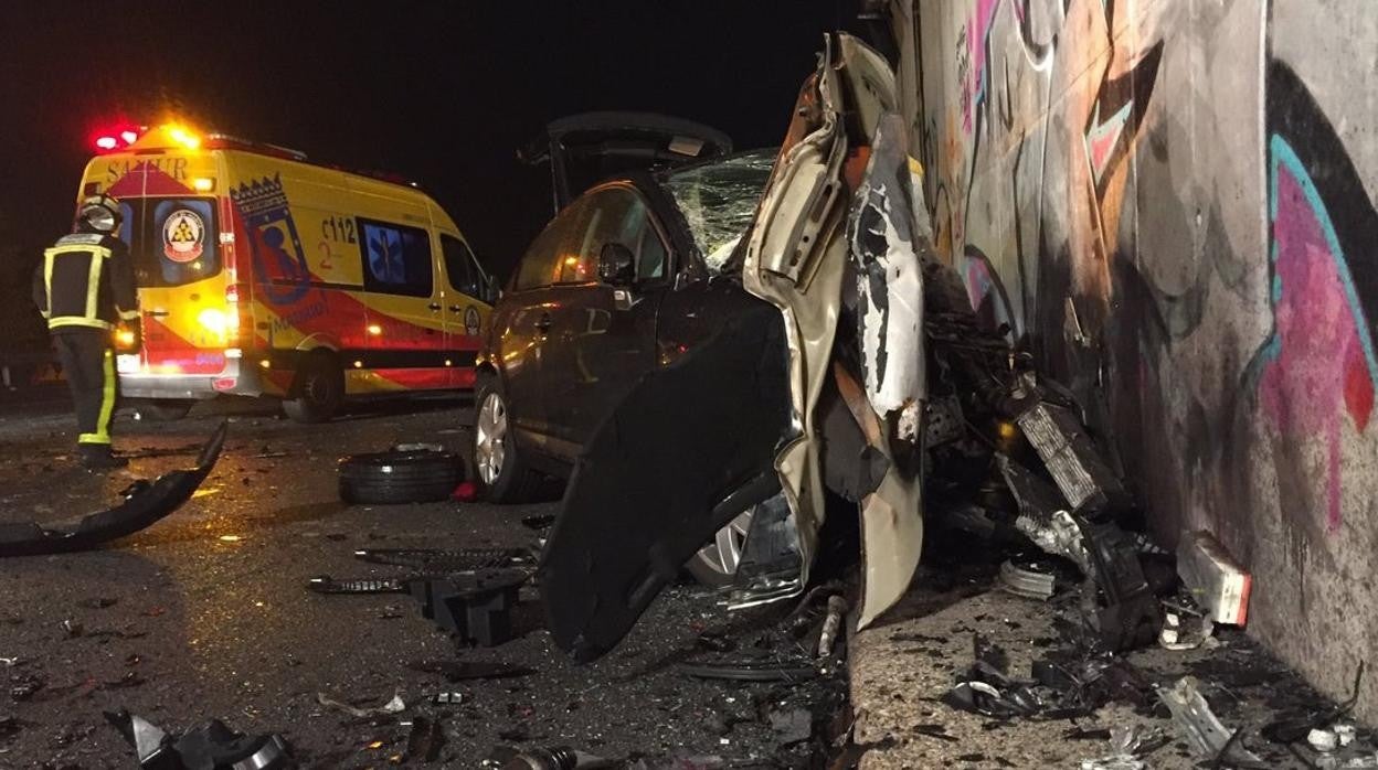 El vehículo del joven fallecido quedó totalmente destrozado tras el impacto