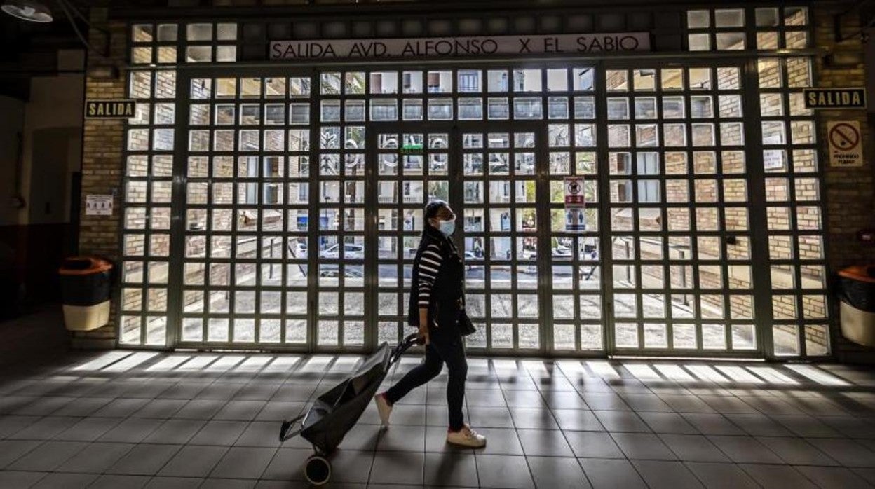 Una de las salidas del Mercado Central de Alicante