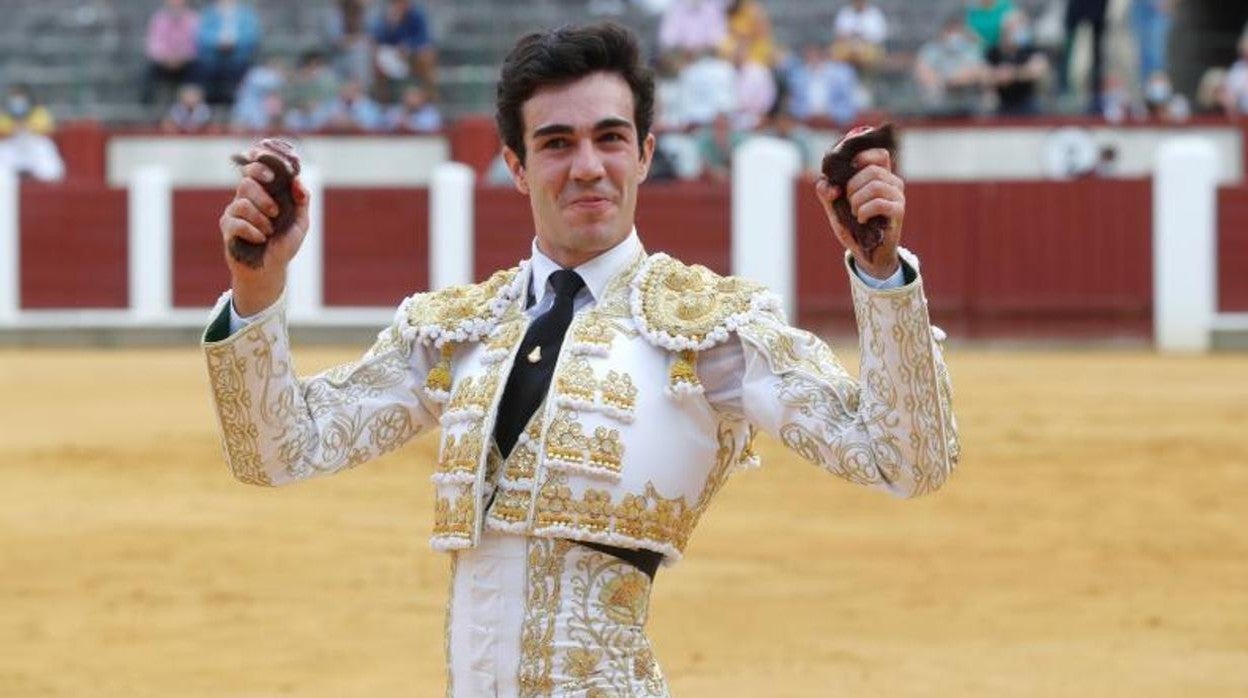 Rufo pasea las dos orejas que cortó al toro de su alternativa en Valladolid