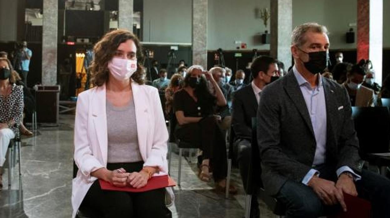 La presidenta madrileña, Isabel Díaz Ayuso, junto a Toni Cantó en el acto de presentación