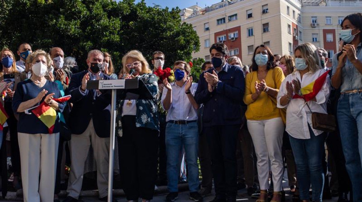 La expresidenta de la Asociación Víctimas del Terrorismo, Ángeles Pedraza, junto al alcalde de Madrid, José Luis Martínez-Almeida, en la manifestación de Madrid