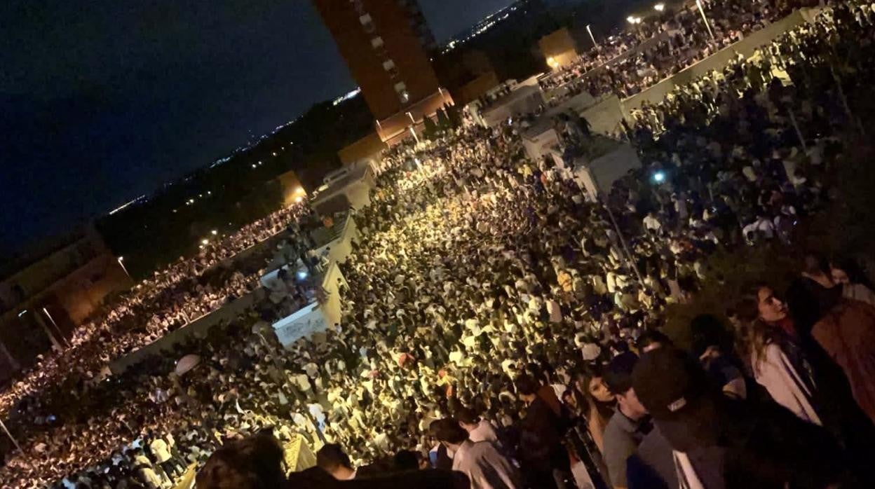 Enorme botellón con 25.000 jóvenes congregados por WhatsApp en Ciudad Universitaria