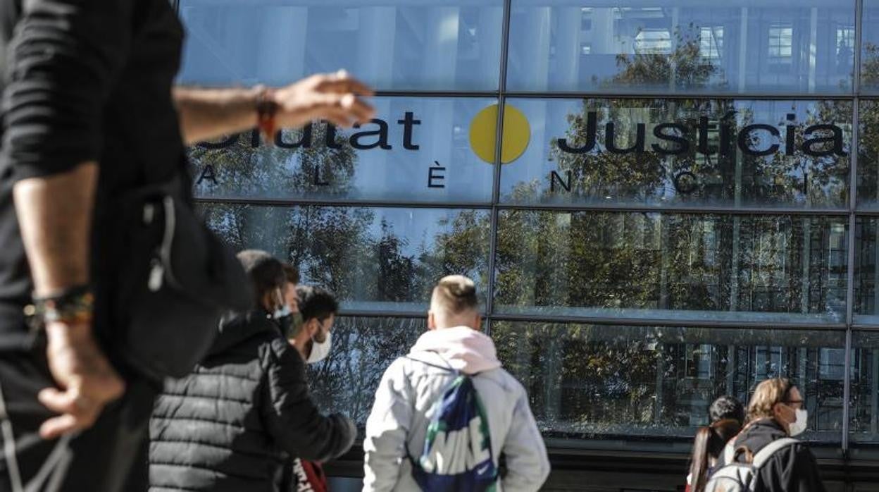 Colas en la entrada a la Ciudad de la Justicia de Valencia