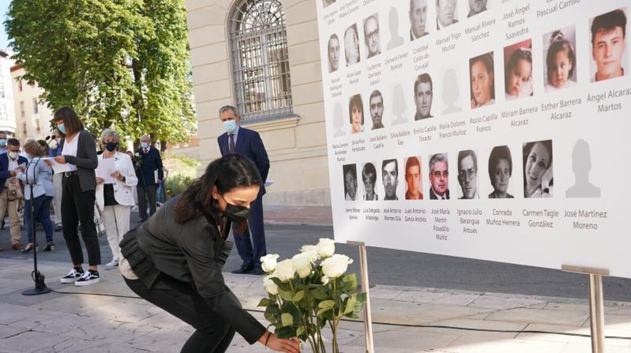Ofrenda floral en un homenaje a las víctimas del etarra Henri Parot, en la Plaza de la Memoria de Vitoria-Gasteiz, a 17 de septiembre de 2021