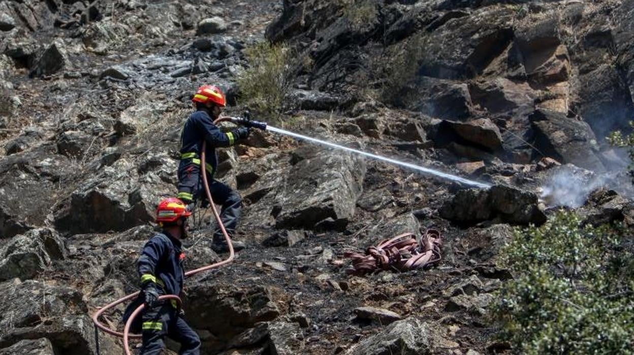 Los bomberos trabajando en el incendio, el 1 de agosto