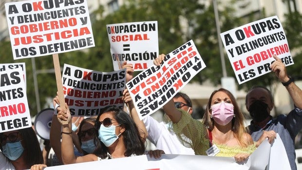 «A okupas y delincuentes, Gobierno y Justicia defienden», gritan ante el Congreso víctimas de las usurpaciones