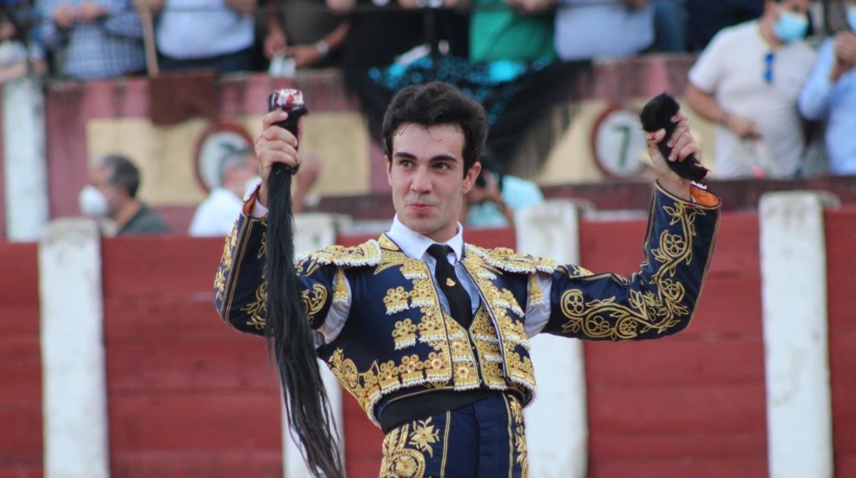 Tomás Rufo muestra los máximos trofeos en el último de la tarde