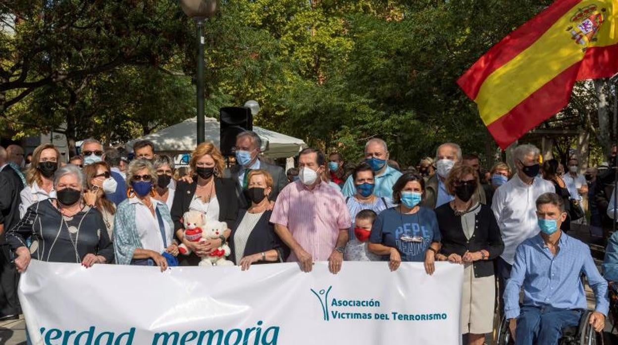 Homenaje a las víctimas del atentado de ETA contra la Casa Cuartel de Zaragoza