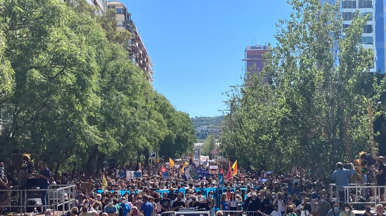 La calle Tarragona, llena de manifestantes, este mediodía