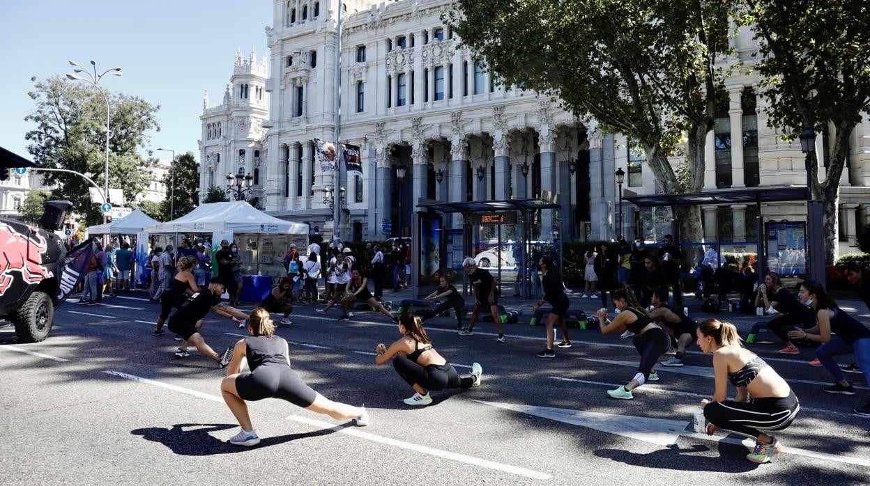 Estiramientos a pie de asfalto de camino a la Plaza de Cibeles