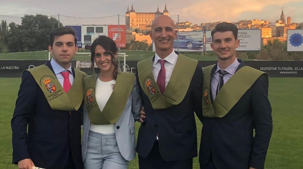 Eduardo Sanz, en el centro, durante el acto de graduación