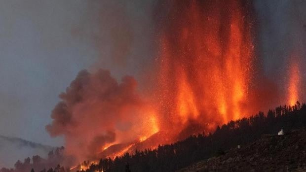 La lava que expulsa el volcán está a 1.075 grados