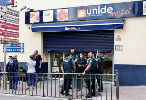 Varios guardias civiles, a las puertas del supermercado donde se inició el ataque