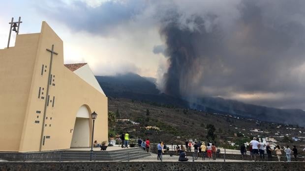 Una tercera lengua de lava baja hacia el oeste y 120 casas arrasadas: «Ahora solo queda sentarse y rezar»