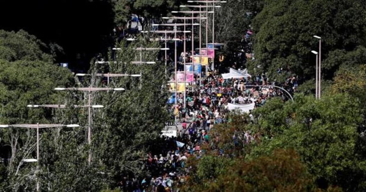 Miles de personas participaron en la manifestación contra la ampliación de El Prat