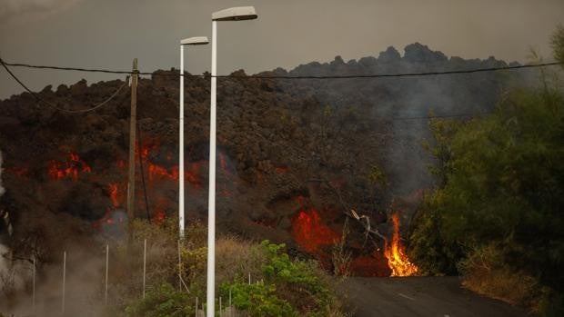 La lava avanza en dos lenguas hacia la costa tras la apertura de una nueva boca en el volcán