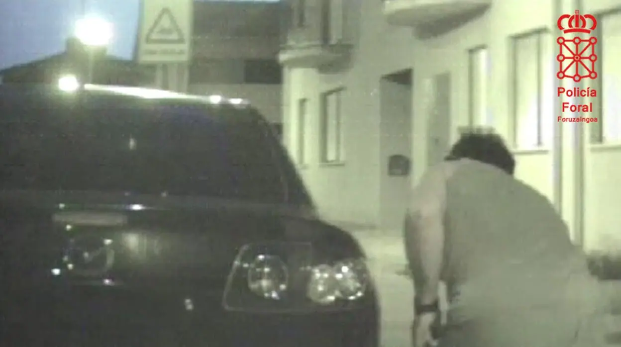Imagen del deteniido por Policía Foral pinchando las ruedas del vehículo de su ex pareja.