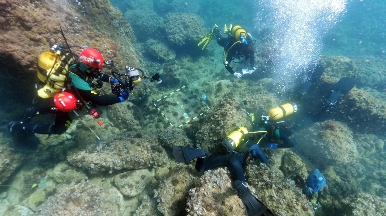 Buceadores en la zona del fondo marino del Portitxol, donde se ha producido el hallazgo