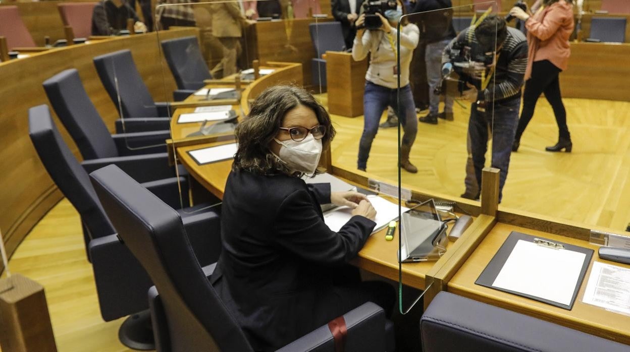 Imagen de Mónica Oltra durante su comparecencia en abril en Les Corts para dar explicaciones sobre la condena a su exmarido