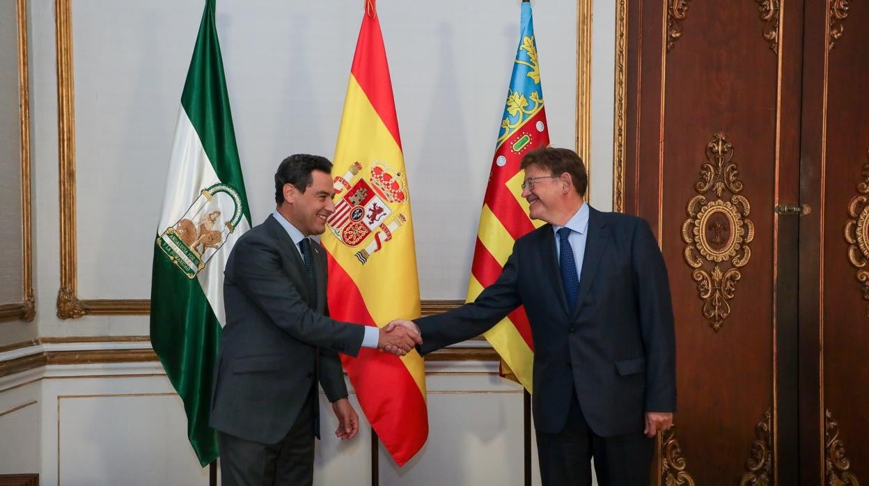 Imagen del presidente andaluz, Juanma Moreno, junto al presidente de la Generalitat, Ximo Puig, en Sevilla