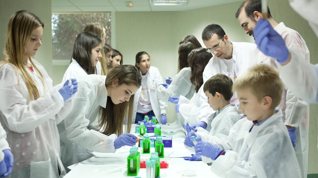 Jóvenes participando en una actividad del Centro Nacional de Investigaciones Oncológicas (CNIO)