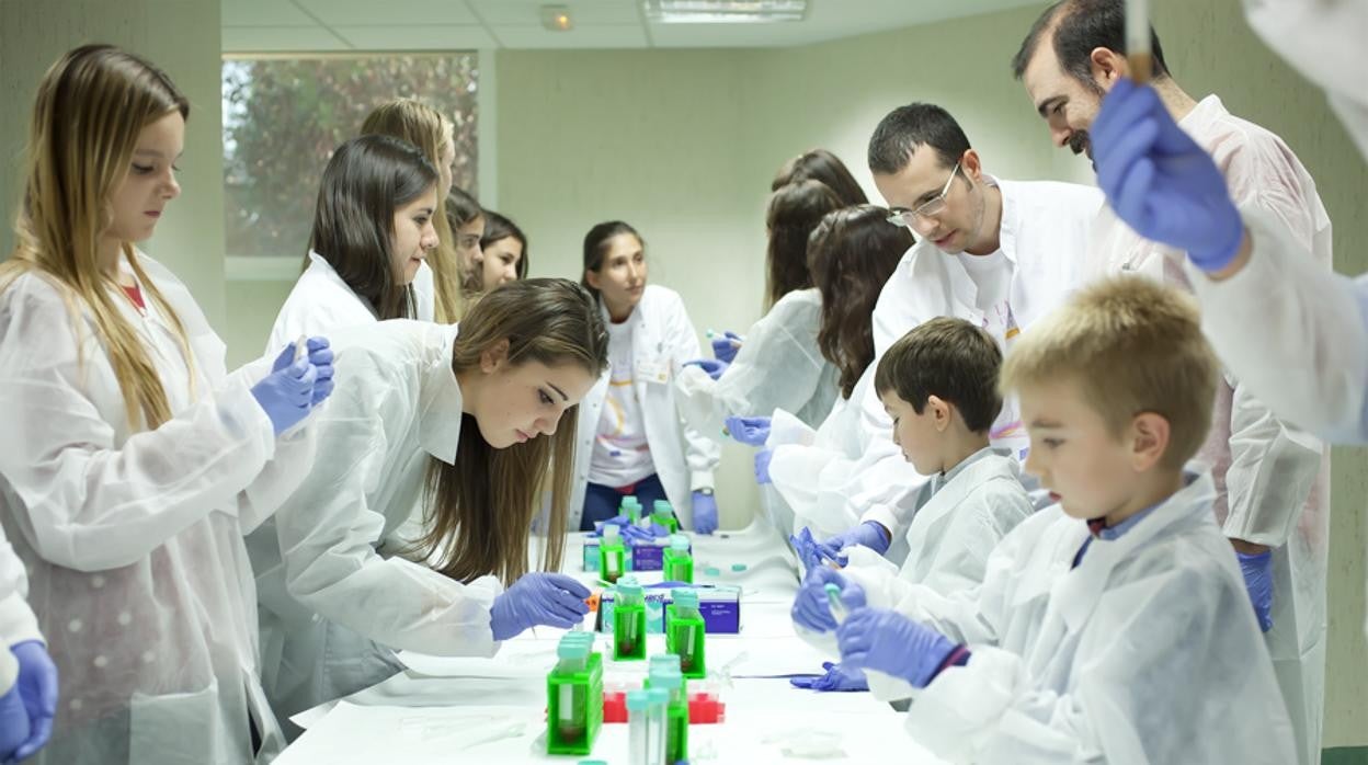 Jóvenes participando en una actividad del Centro Nacional de Investigaciones Oncológicas (CNIO)