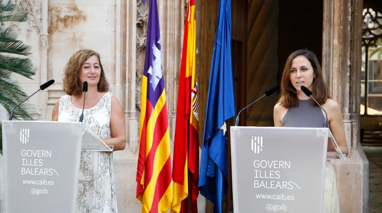 La presidenta del Govern, Francina Armengol (i), y la ministra de Derechos Sociales y Agenda 2030, Ione Belarra