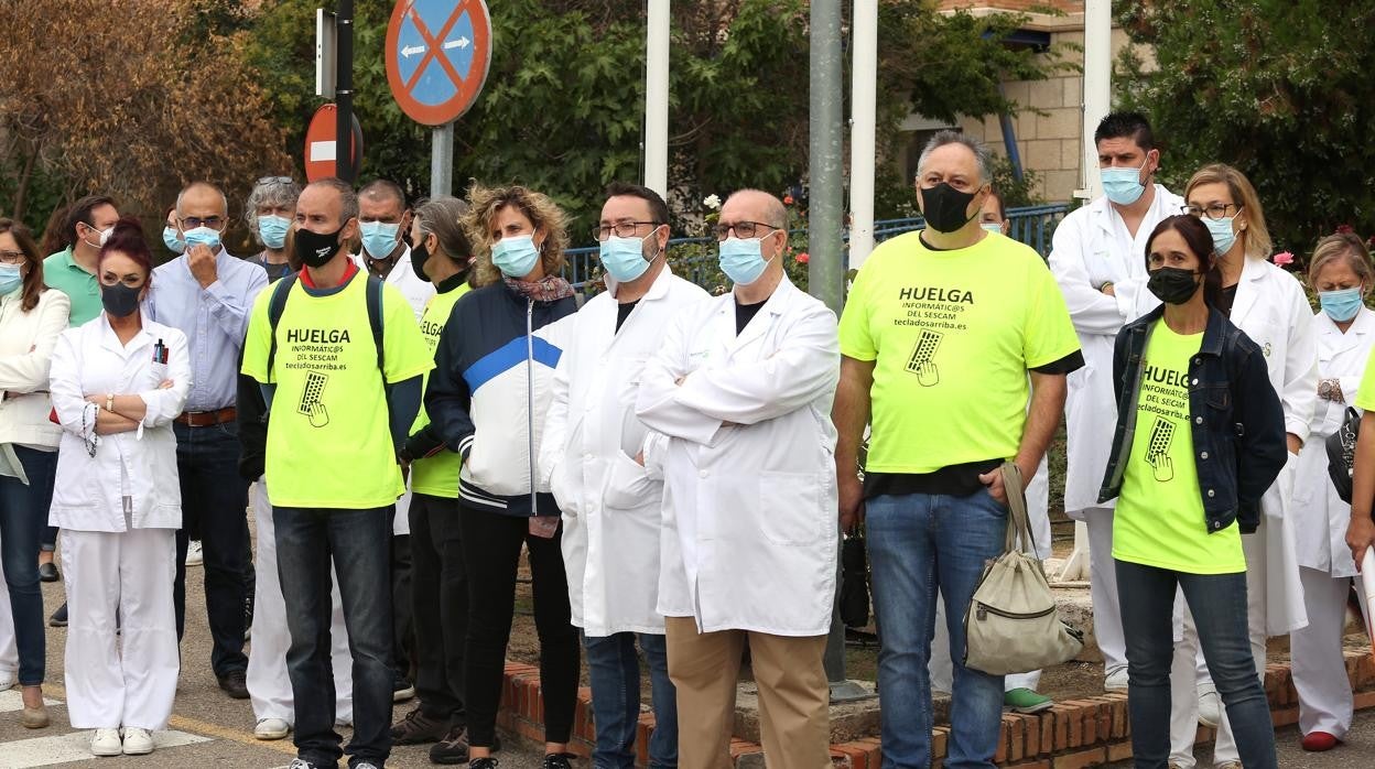 Los informáticos, con camisetas amarillas, arropados este miércoles por personal del 'Virgen de la Salud'