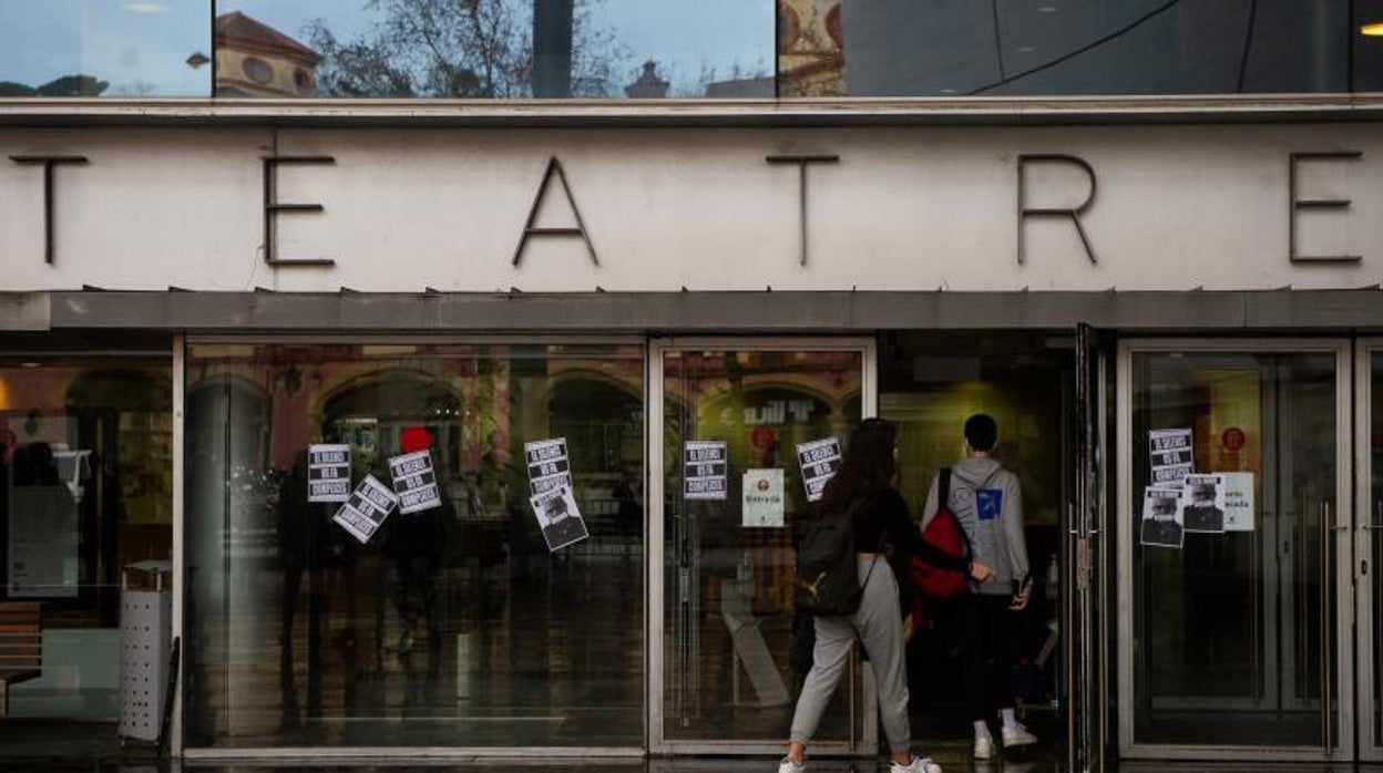 Fachada del Institut del Teatre después de que salieran a la luz las denuncias por abusos y acoso sexual del profesor Joan Ollé, en febrero de este año