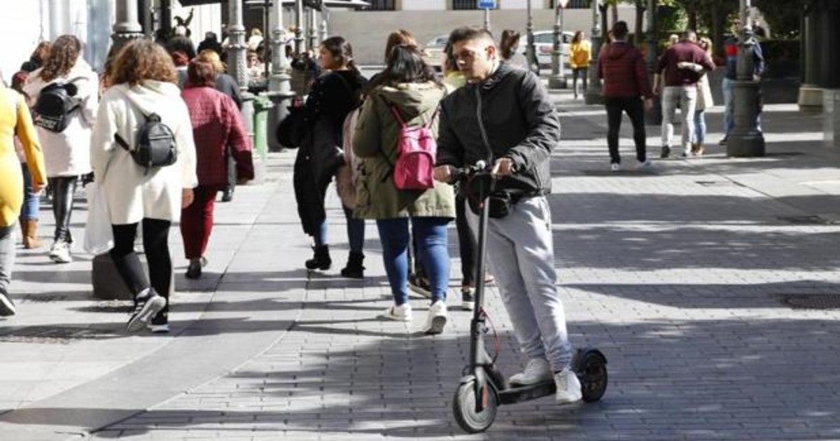 Ciudadano circulando en patinete eléctrico