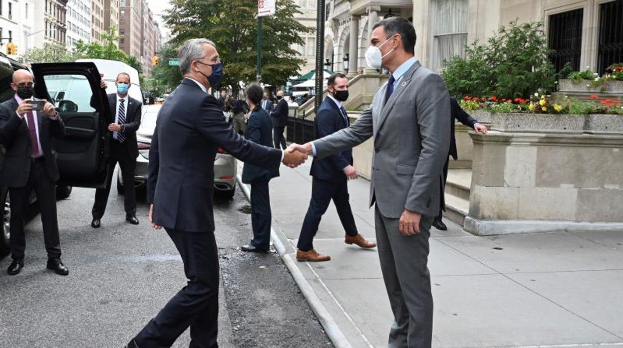 El presidente del Gobierno, Pedro Sánchez, y el secretario general de la OTAN, Jens Stoltenberg, ayer en Nueva York donde se encuentra para asistir a la 76ª Asamblea General de las Naciones Unidas