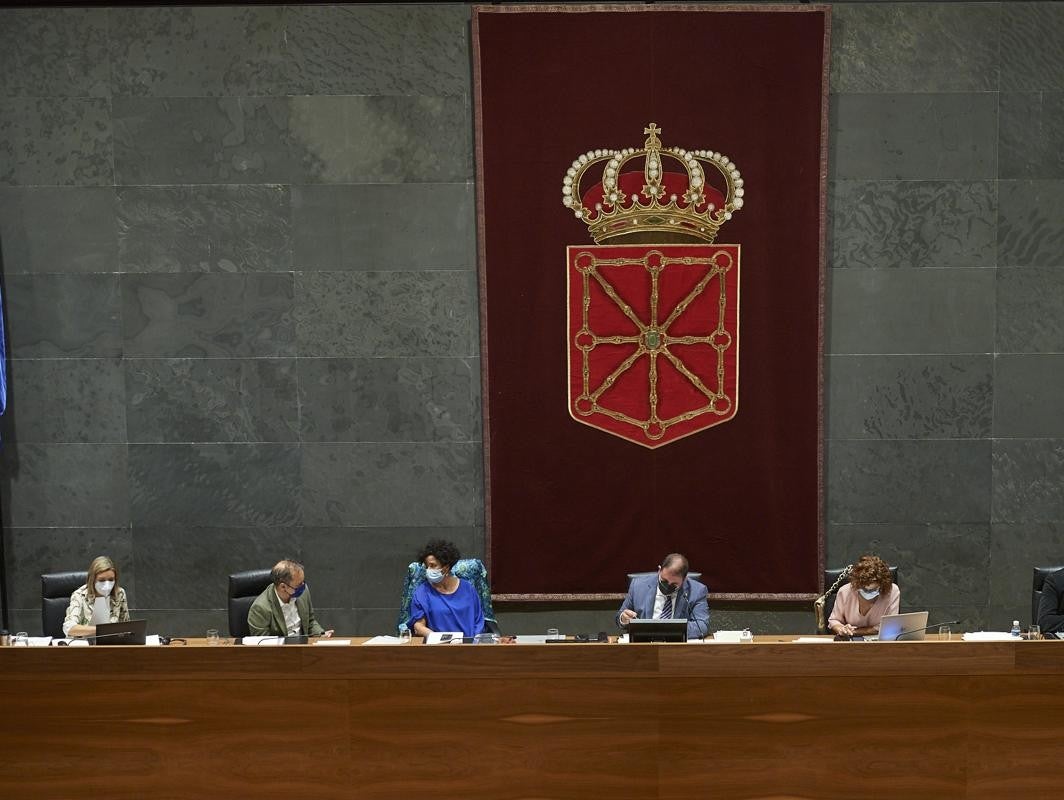 Sánchez recorta el Fuero Nuevo de Navarra a Chivite
