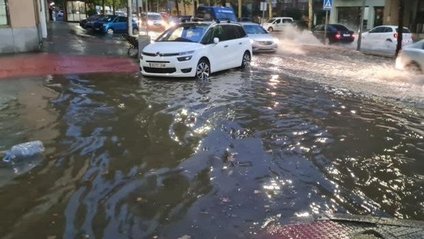 Una fuerte tromba de agua en Talavera obliga a bomberos y Policía Local a trabajar toda la noche