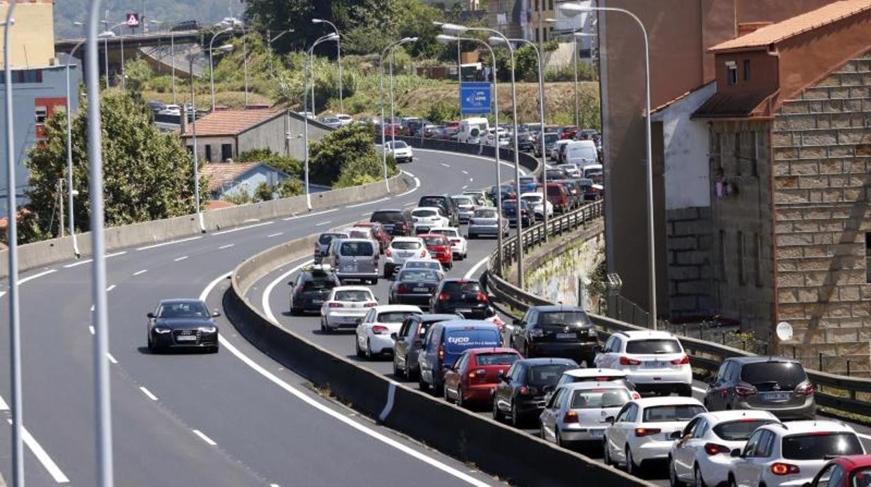 Colas en la AP-9 en Vigo tras un accidente en el puente de Rande