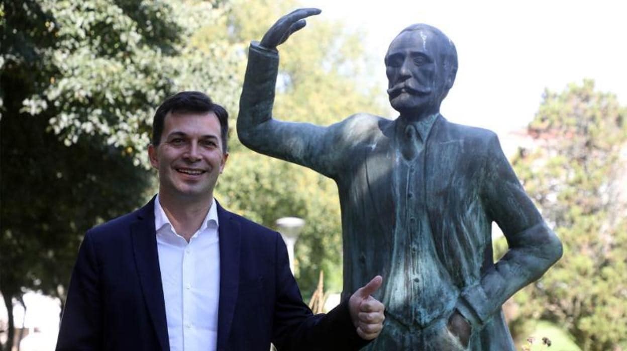 Caballero, el jueves ante la estatua del fundador del PSOE, Pablo Iglesias, en Santiago