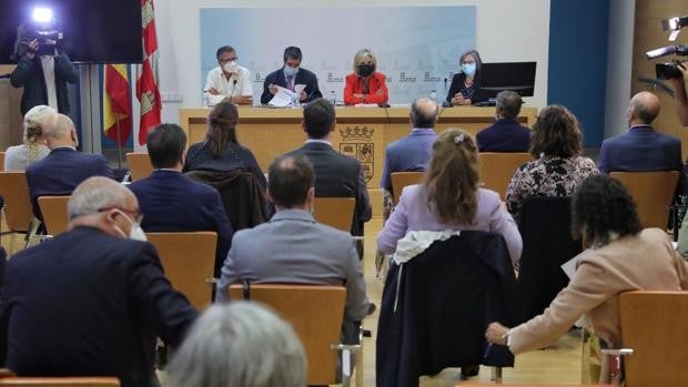 Casado se siente «entendida» por los colegios profesionales tras reunirse con ellos