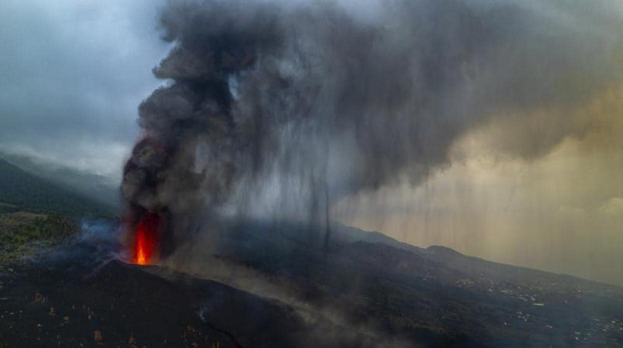 La nube de ceniza y dióxido de azufre que expulsa el volcán de La Palma
