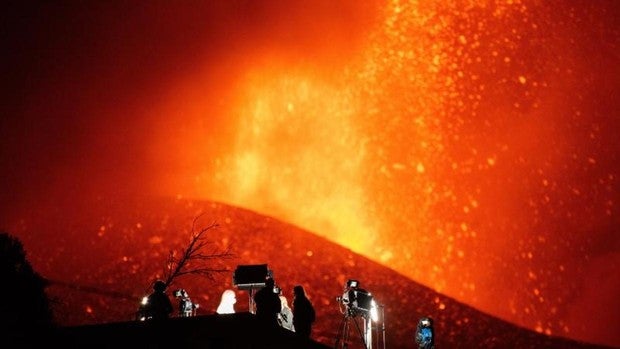 El volcán Cumbre Vieja, en fase más explosiva, provoca nuevas evacuaciones