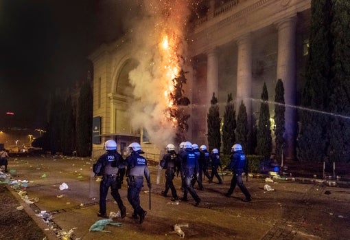 Agentes de la Guardia Urbana intentan sofocar un incendio en el Palacio de Congresos