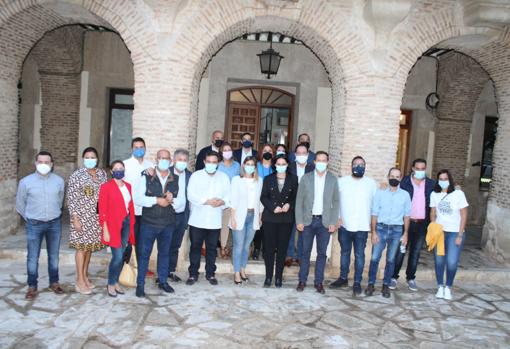 Foto de familia del nuevo equipo municipal con miembros del partido